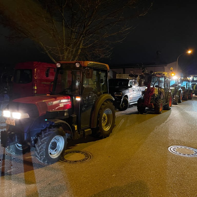 Gegen 6:30 Uhr am Montagmorgen waren es 13 Traktoren, die zwischen dem Industriegebiet Erlenbach und der Genossenschaftskellerei pendeln. 