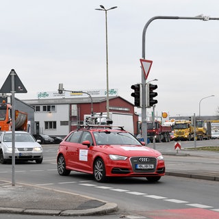 Ein Testwagen auf der Strecke (Archivbild 2016)