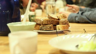 Brot steht am 09.11.2016 in der Hilfseinrichtung «Alimaus» im Stadtteil St. Pauli in Hamburg bei der Essensausgabe für Bedürftige auf einem Tisch.