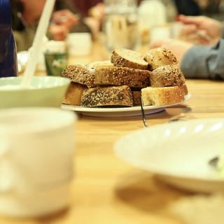 Brot steht am 09.11.2016 in der Hilfseinrichtung «Alimaus» im Stadtteil St. Pauli in Hamburg bei der Essensausgabe für Bedürftige auf einem Tisch.