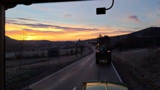 Traktoren auf dem Weg zur Bauerndemo nach Stuttgart