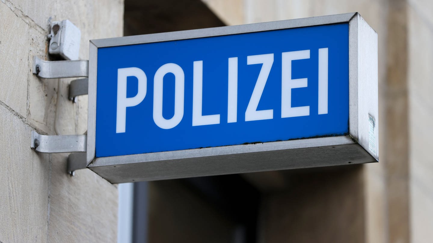 Das Schild „Polizei“ an einem Polizeirevier.