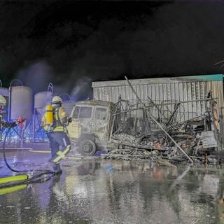 Bei der Feuerwehr brennt ein DRK-Einsatzfahrzeug aus