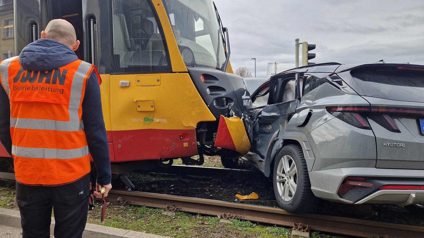 Unfall Stadtbahn und Auto