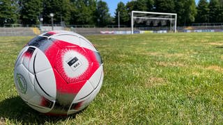 Fußball auf dem Rasen im Frankenstadion