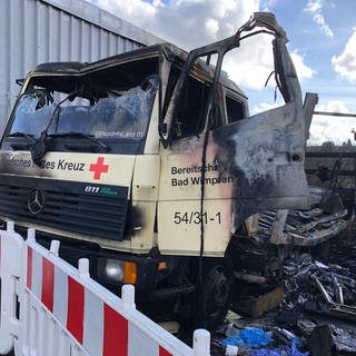 Ein Fahrzeug und ein Container sind auf dem Gelände der Feuerwehr komplett ausgebrannt.