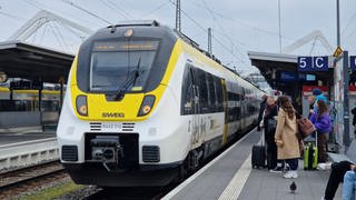 Symbolfoto. SWEG. bwegt. Bahnhof Heilbronn. Ein Zug der SWEG und Fahrgäste auf dem Bahnsteig.