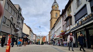 Symbolfoto.Innenstadt von Heilbronn. Fußgängerzone Sülmer City mit Hafenmarktturm.