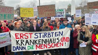 Mit einer Kundgebung vor dem Landtag in Stuttgart wollten Bürgerinnen, Bürger und Vertreter der Stadt Wertheim (Main-Tauber-Kreis) am Mittwoch auf die prekäre Situation des Wertheimer Krankenhauses aufmerksam machen.