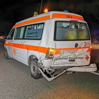 Krankentransport mit Patient an Bord in Unfall auf A6 verwickelt.