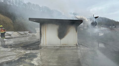 Feuerwehr bei Brand in Fabrik