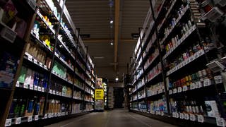 Gedimmtes Licht und keine Musik - die "Stille Stunde" im Supermarkt in Kirchberg an der Jagst soll das Einkaufen für hochsensible Menschen leichter machen. 