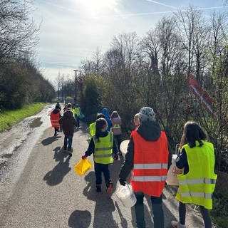 Schüler laufen einen Weg entlang