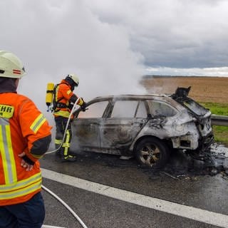 Auto brennt auf A6 bei Kirchardt völlig aus: Drei Insassen bringen sich unverletzt in Sicherheit 