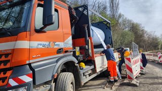 In Erlenbach wird ein neuer Schlauch in die Hauptwasserleitung verlegt