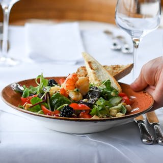 Ein Salat-Teller wird in einem Restaurant serviert.