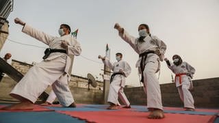 Mehrere Menschen trainieren Karate