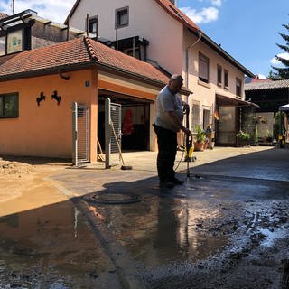 Am Tag nach dem "Jahrtausend-Unwetter" gehen die Aufräumarbeiten in Gemmingen (Kreis Heilbronn) weiter.