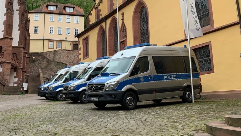 Die Polizei sichert sowohl die Gegendemonstration als auch die Veranstaltung des Magazins 