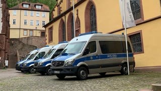 Die Polizei sichert sowohl die Gegendemonstration, als auch die Veranstaltung des Magazins "COMPACT" mit einem Großaufgebot in Wertheim (Main-Tauber-Kreis) ab.