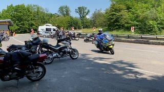 Motorräder auf der Löwensteiner Platte. Ein Polizeimotorrad auf Anfahrt. Thema Motorradunfälle. Symbolbild.