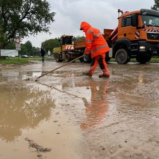 Eine Woche nach dem schweren Unwetter in Gemmingen (Kreis Heilbronn) muss stellenweise noch immer Schlamm beseitigt werden.