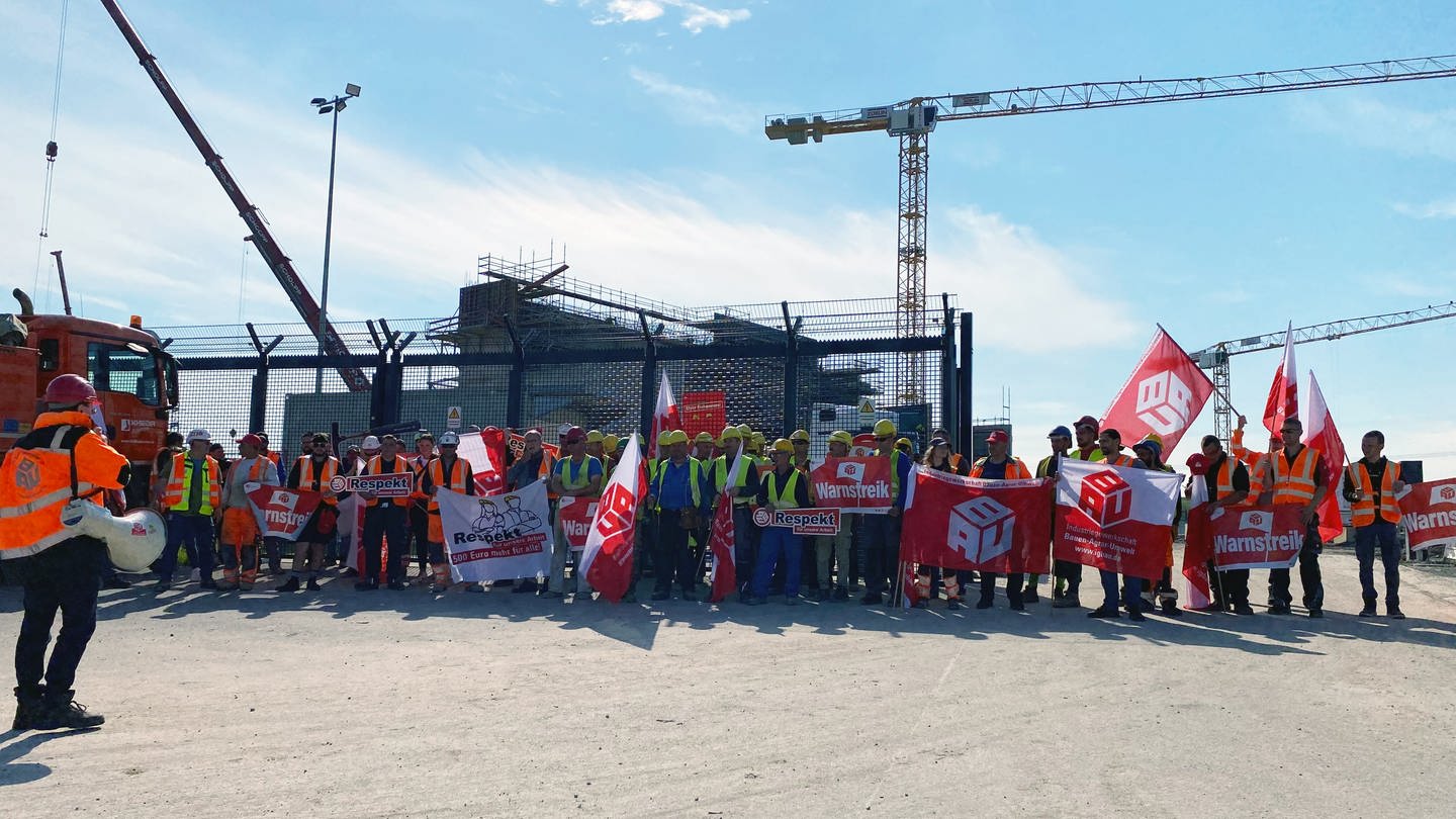 Streikende der IG Bau bei SüdLink
