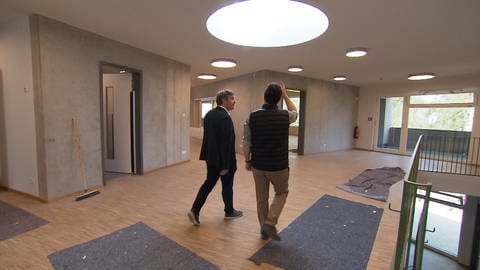 Bürgermeister Sascha Erlewein (links) besichtigt mit Eberhard Ludwig, dem verantwortlichem Bauingenieur, die Räume der neuen Kita.