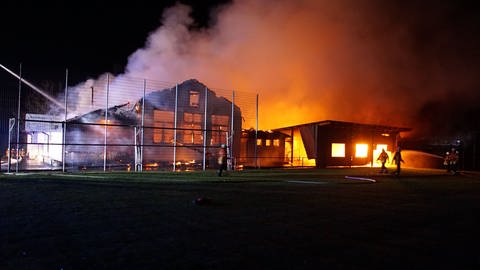 Eine Sporthalle in Gundelsheim steht im November 2019 in Flammen, die Feuerwehr löscht