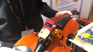 Eine Violine mit motorgesteuertem Stimmgerät.