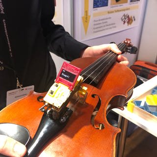 Eine Violine mit motorgesteuertem Stimmgerät.