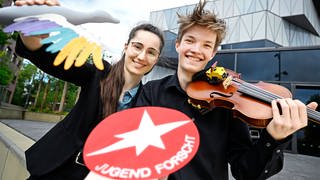 Zwei Personen mit Schild Jugend forscht