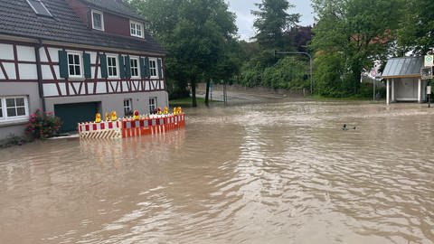 Im Kreis Schwäbisch Hall, wie hier in Vellberg-Talheim,  stehen ebenfalls Straßen unter Wasser .