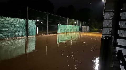 Die Tennisplätze am Happy Match in Obereisesheim sind überflutet.
