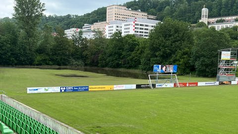 Der OPTIMA Sportpark in Schwäbisch Hall nach dem Hochwasser, auf dem Rasen sind noch größere Pfützen zu sehen.