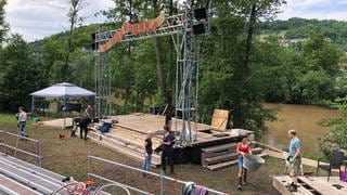 Vereinsmitglieder bei Theater im Fluss putzen ihre Bühne und Technik
