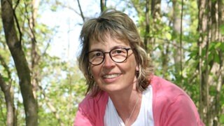 Iris Baumann von der AOK Heilbronn-Franken mit Bärlauch im Wald