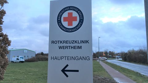 Schild am Haupteingang der Rotkreuzklinik in Wertheim