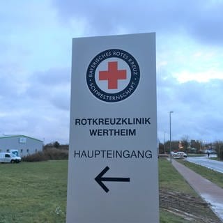 Schild am Haupteingang der Rotkreuzklinik in Wertheim