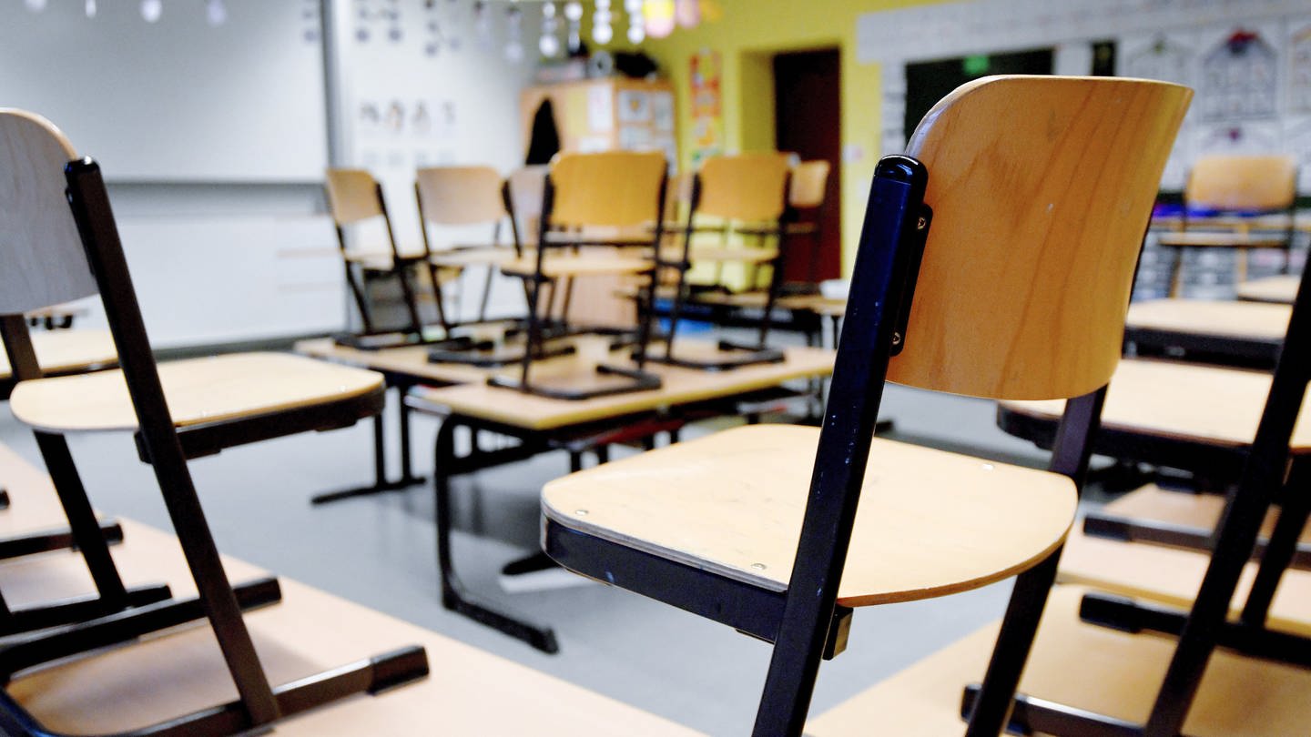 Symbolbild: Gelsenkirchen: Stühle stehen in einem Klassenzimmer in einer Grundschule auf den Tischen