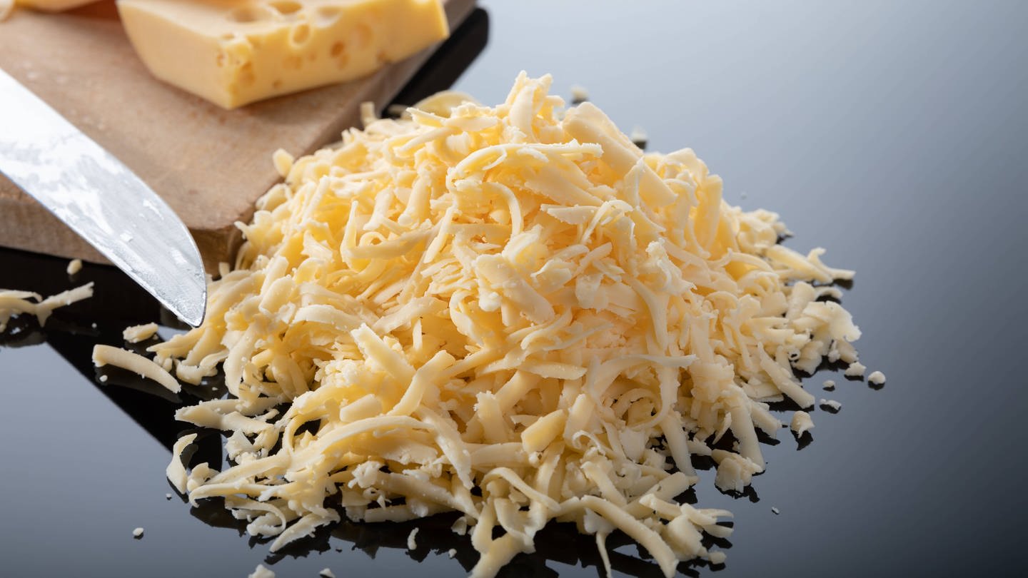 Geriebener Emmentaler Käse auf einem Teller