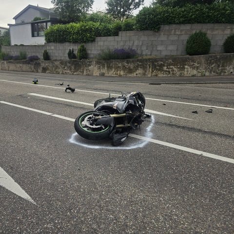 Motorrad liegt auf der Straße: In Güglingen verunglückte ein Motorradfahrer schwer.