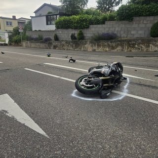 Motorrad liegt auf der Straße: In Güglingen verunglückte ein Motorradfahrer schwer.