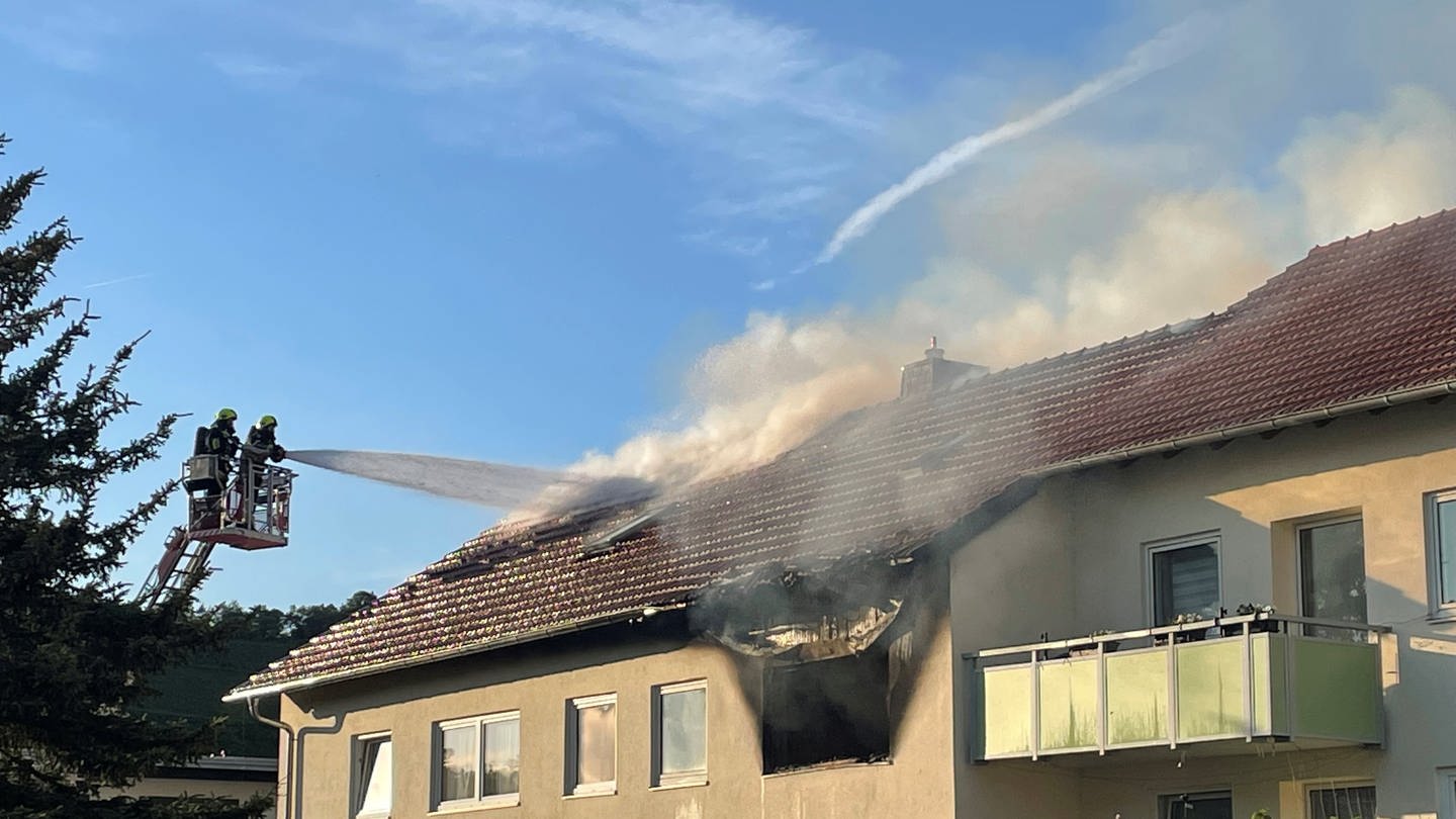 Brand in einem Mehrfamilienhaus in Wertheim - dichter Rauch steigt auf einer Wohnung im zweiten Obergeschoss