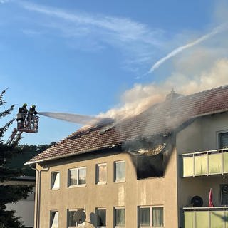 Brand in einem Mehrfamilienhaus in Wertheim - dichter Rauch steigt auf einer Wohnung im zweiten Obergeschoss