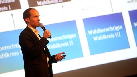 Oberbürgermeister Christoph Grimmer bei der Bürgerversammlung zur Unechten Teilortswahl im März