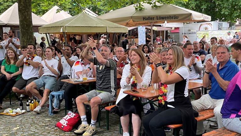 In Schwäbisch Hall feierten die Fans den Sieg in einem Biergarten am Haalplatz