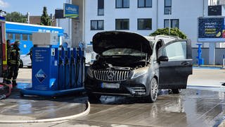 Mercedes Familienbus geriet an Tankstelle bei B27 NSU in Brand