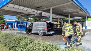 Mercedes Familienbus geriet an Tankstelle bei B27 NSU in Brand