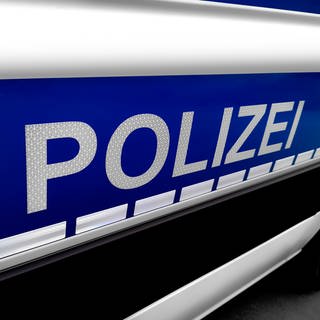 Polizeifahrzeug Teilansicht Seite. Kontraste grafisch verstärkt. Symbolbild.